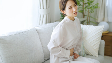 腹痛・生理痛・健康・ヘルスケア・ミドル女性