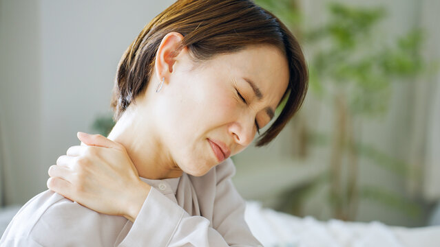 肩こり・疲労・ストレス・健康・ヘルスケア・ミドル女性