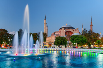 Fototapeta na wymiar Fountain at Sultanahmet Square and the Hagia Sophia in Istanbul