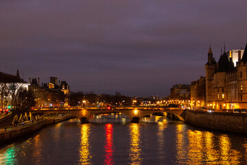 Fototapeta na wymiar Vue de la Seine à Paris, quai de l'Horloge et pont au Change