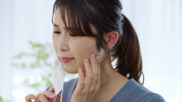 60p　ミドル女性・マスク・肌荒れ・悩み