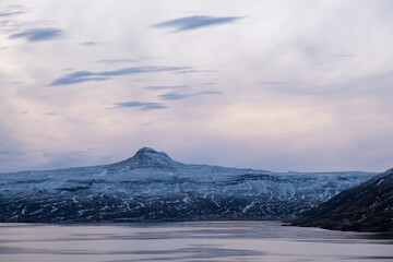 Pottfjall am abendlchen Reykjarfjörður bei der Ortschaft Djupavik in den isländischen Westfjorden