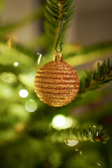 Gold Ornament an Weihnachsbaum