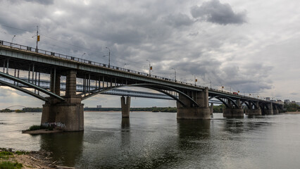 Zwei Brücken spannen sich in sich in Nowosibirsk über den mächtige Fluss Ob und ermöglichen den Zug sowie Straßenverkehr.