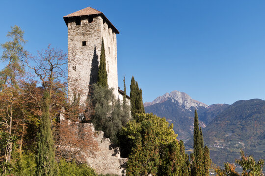 Turm der Burg Lebenberg in den Weinbergen bei Marling im Vinschgau (Südtirol)
