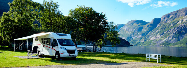 Camping Urlaubsreise mit Wohnwagen und Wohnmobil  nach Skandinavien in die Natur mit Bergen und Seen