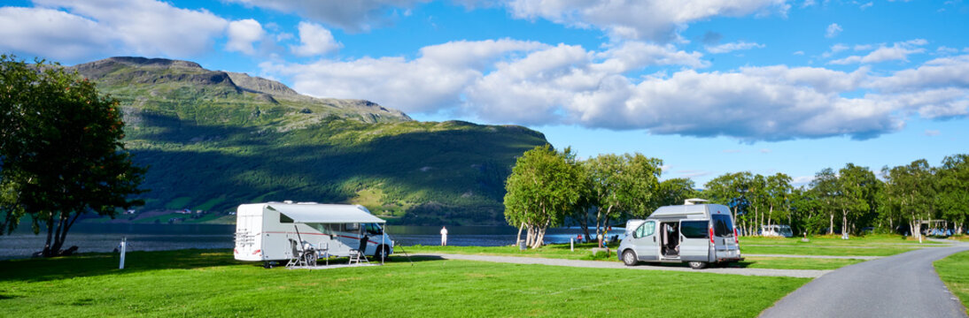 Camping Urlaubsreise mit Wohnwagen und Wohnmobil  nach Skandinavien in die Natur mit Bergen und Seen