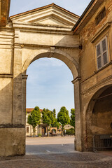 Fototapeta na wymiar arco di ingresso alla piazza
