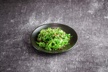 Salad with seaweed and nut sauce