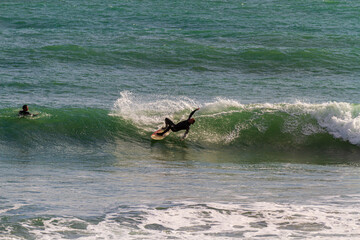 Missglückter Versuch eine Wasserwelle auf einem Surfbrett zureiten