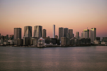 Fototapeta premium city skyline at sunset