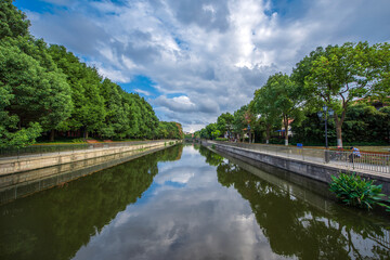 Obraz premium river in the city