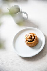 Kaffetasse und Zimtschnecke