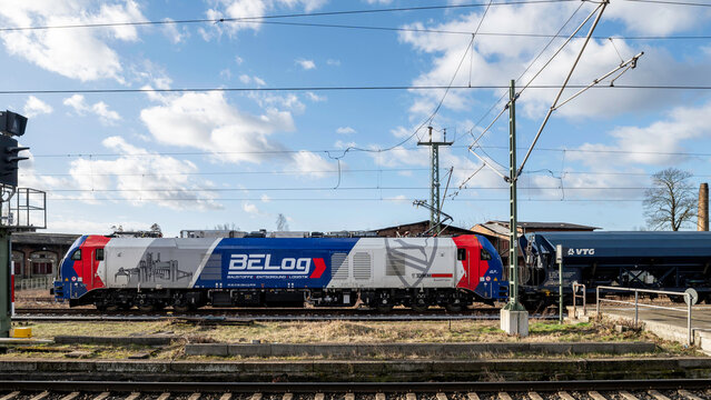 Deutschland , L&uuml;bbenau , 17.02.2022 , Eine EuroDual von Stadler welche f&uuml;r die Firma Schwenk f&auml;hrt 