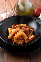 Piatto di deliziosi rigatoni con sugo di carne di manzo, Cucina Italiana 