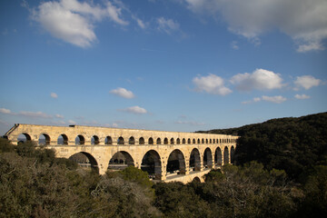 Vue sur le Pont du Gard illuminé par le soleil (Occitanie, France)