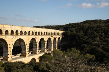 Vue sur le Pont du Gard illuminé par le soleil (Occitanie, France)