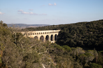 Vue sur le Pont du Gard illuminé par le soleil (Occitanie, France)