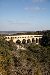 Vue sur le Pont du Gard illuminé par le soleil (Occitanie, France)
