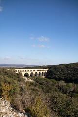 Vue sur le Pont du Gard illuminé par le soleil (Occitanie, France)