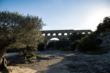 Vue sur le Pont du Gard depuis le contrebas de l’édifice (Occitanie, France)