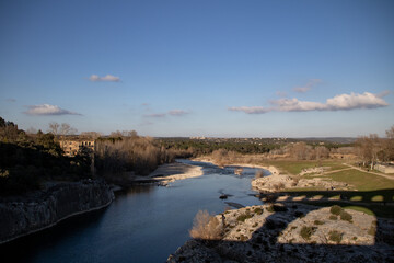 Vue sur le Gardon depuis le Pont du Gard (Occitanie, France)