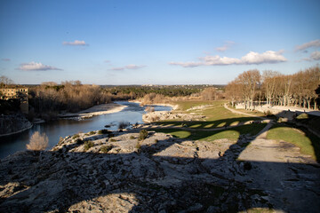Vue sur le Gardon depuis le Pont du Gard (Occitanie, France)