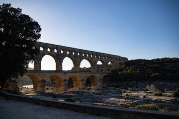 Vue sur le Pont du Gard depuis le contrebas de l’édifice (Occitanie, France)