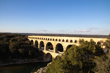 Fototapeta na wymiar Vue sur le Pont du Gard illuminé par le soleil (Occitanie, France)