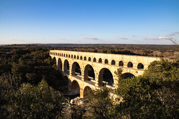 Vue sur le Pont du Gard illuminé par le soleil (Occitanie, France)