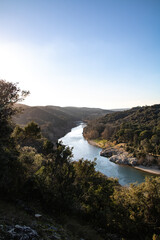 Vue sur le Gardon depuis le Pont du Gard (Occitanie, France)