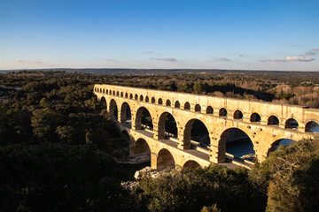 Fototapeta premium Vue sur le Pont du Gard illuminé par le soleil (Occitanie, France)