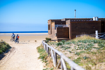 Fototapeta na wymiar Camino de arena hacia la playa
