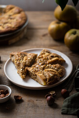 parts de gâteau moelleux fait maison aux pommes et noisettes