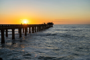 Obraz premium Old long wooden jetty at sunset