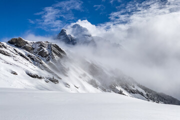 Fototapeta na wymiar Wolkenverhangene Schweizer Berge