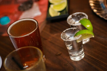 Shots de tequila em cima de uma mesa de madeira