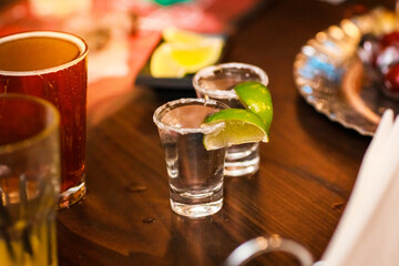 Shots de tequila em cima de uma mesa de madeira