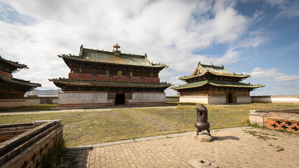 Der Innenhof eines traditionellen mongolischen Klosters mit den imposante Klostergebäuden in der...
