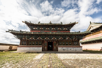 Ein imposantes Gebäude eines traditionell mongolischen Klosters in der Steppe der Zentralmongolei