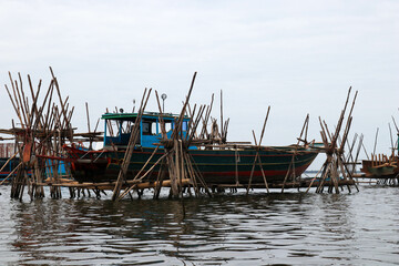 Fototapeta na wymiar ship under repair at the floating village of Andoung Tuek