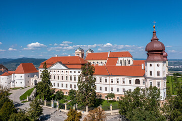 Obraz premium Das Stift Göttweig ist ein Benediktinerkloster der Österreichischen Benediktinerkongregation. Es liegt in der Gemeinde Furth nahe Krems in Niederösterreich auf einem Hügel südlich der Donau am Ausläuf