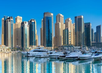 Fototapeta na wymiar 7km long Dubai Marina Walk is full of opportunities for photographers