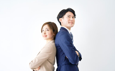 ビジネスウーマンとビジネスマン　腕組み　白背景