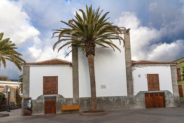 Iglesia con palmera
