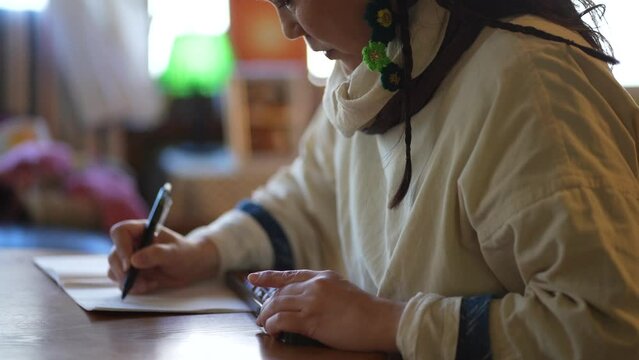 そろばんを使う女性