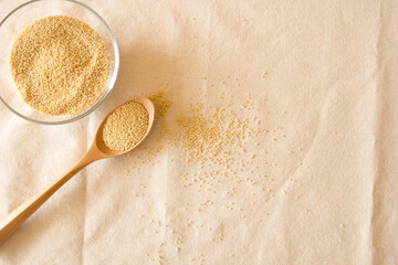 アマランサスを木のスプーンに乗せて　健康食　スーパーフード