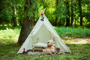 Fototapeta namiot tipi w ogrodzie dla dzieci obraz