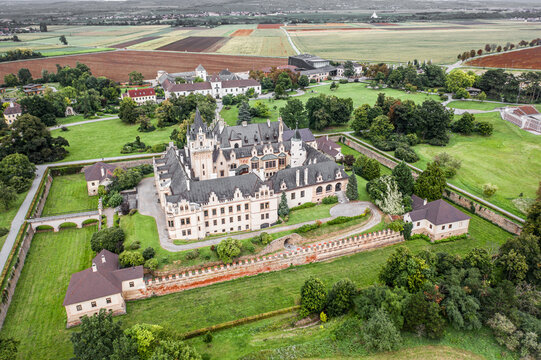 Schloss Grafenegg liegt in Nieder&ouml;sterreich beim Ort Haitzendorf und rund 14 km &ouml;stlich von Krems. Es geh&ouml;rt mit Burg Kreuzenstein und Schloss Anif bei Salzburg zu den bedeutendsten Schlossbauten des 