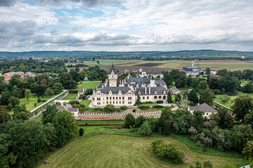 Fototapeta premium Schloss Grafenegg liegt in Niederösterreich beim Ort Haitzendorf und rund 14 km östlich von Krems. Es gehört mit Burg Kreuzenstein und Schloss Anif bei Salzburg zu den bedeutendsten Schlossbauten des 